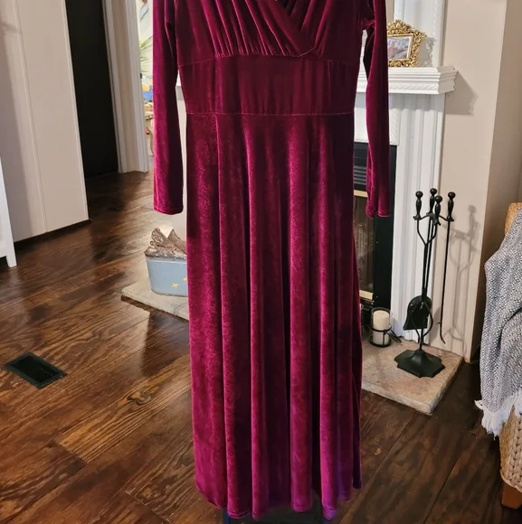 Burgundy Wine Velvet Gown - Picture 2 of 4